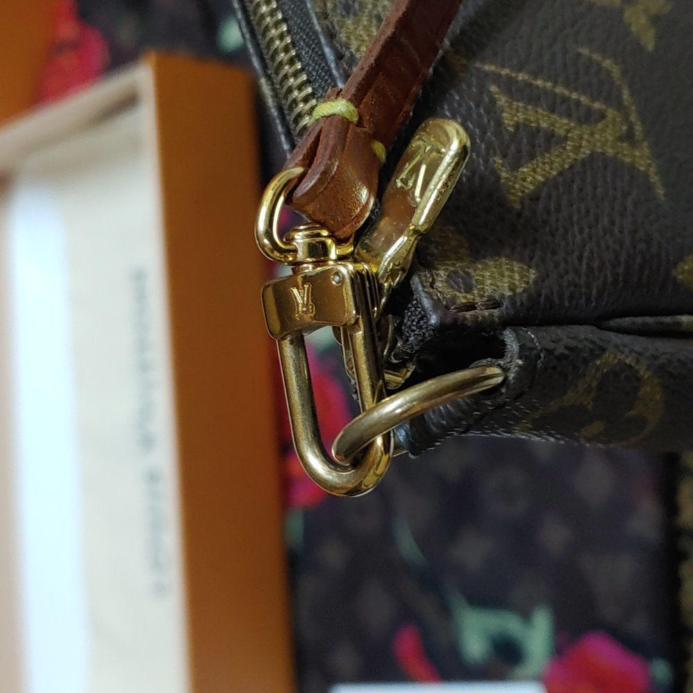SOLD - 💯% AUTHENTIC VINTAGE LOUIS VUITTON POCHETTE - Picture 3 of 11
